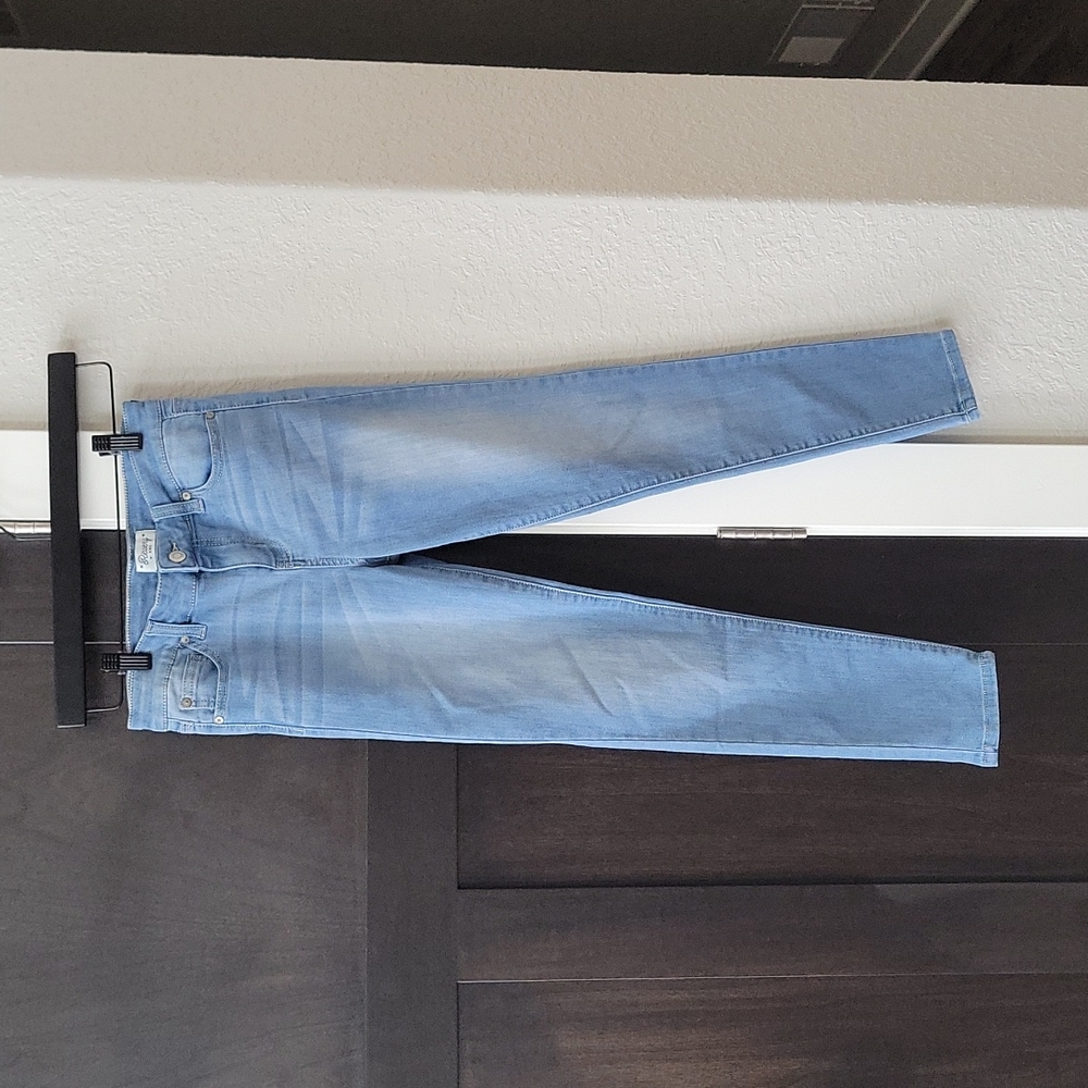 Juniors Revery light wash distressed jeans. Size 14